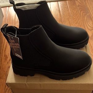 Women shoes are black size 7